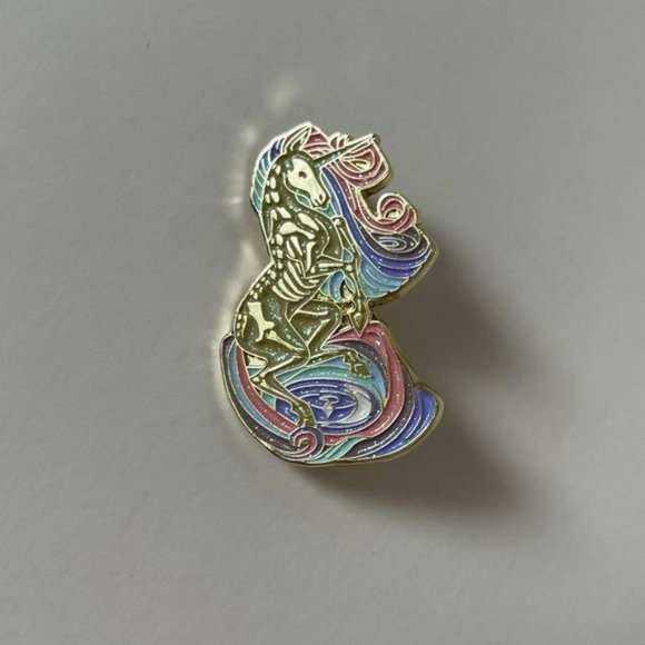 Unicorn skeleton enamel pin gold rainbow metal - Picture 2 of 3